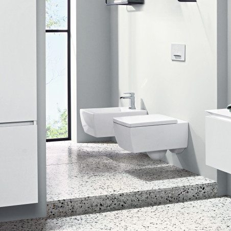 Wall-hung toilet VILLEROY & BOCH Memento 2.0 DirectFlush with a thick soft-close seat, featuring Ceramic Plus coating