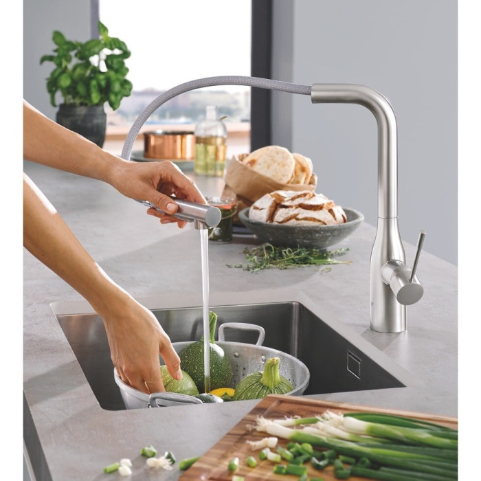 Смеситель для кухни (раковины) с выдвижным шлангом GROHE Essence, 30504DC0