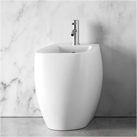The bidet ALICE CERAMICA Nur is being installed.