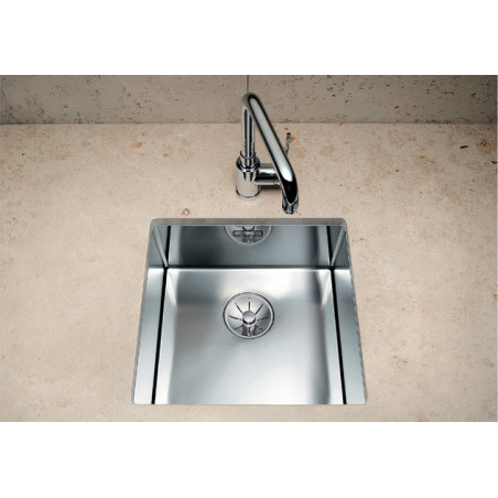 Under the countertop, a BLANCO CLARON 550-U sink is installed, 59x44 cm.